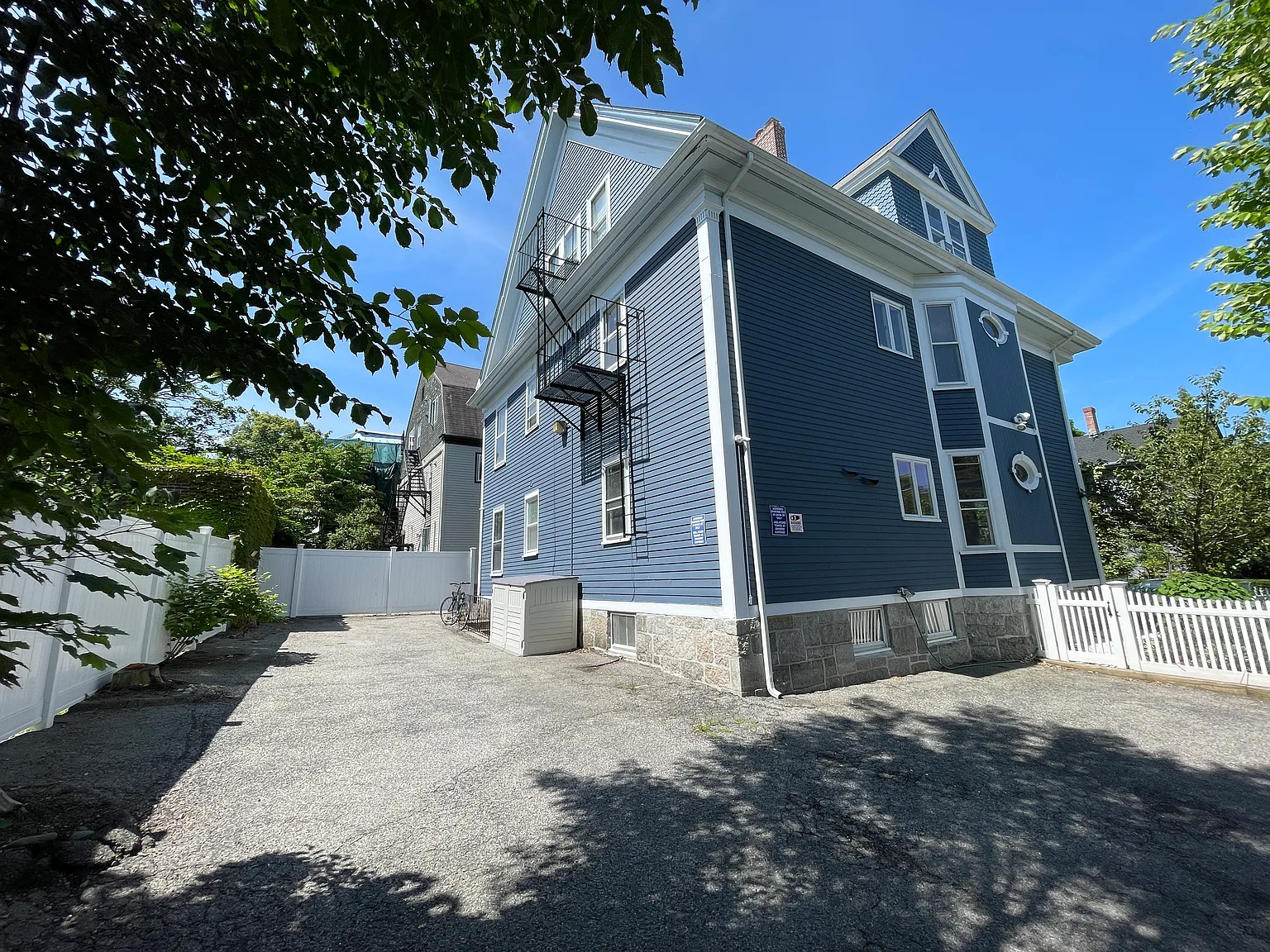 4 bed, 1.5 bath, 1300 sqft, $4,000 — Photo 3