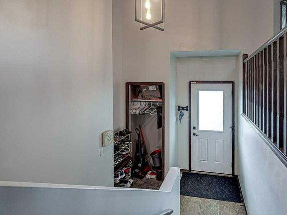 3rd image of 99 S Iverson Close