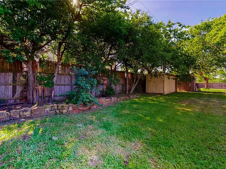 2104 Elmwood Dr — Photo 35
