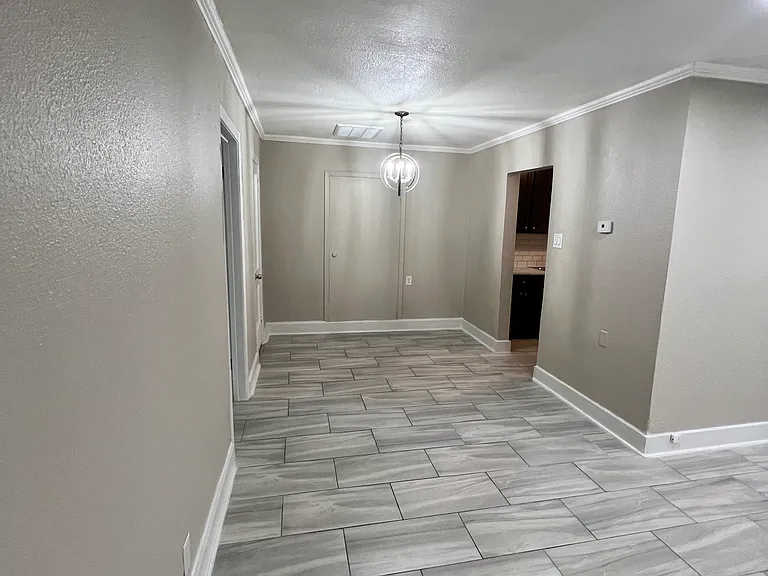 706 S Henderson Ave — Photo 2