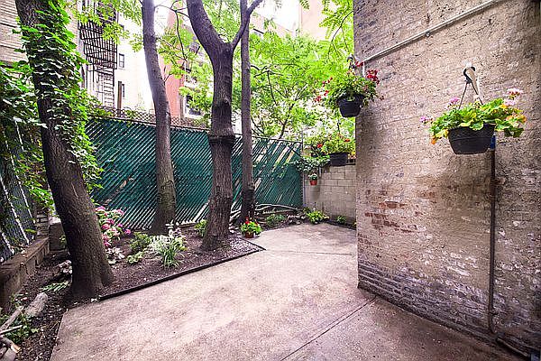 1st image of 275 W 73rd St