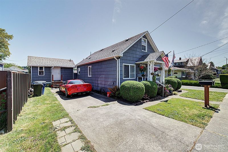 2nd image of 320 Williams Avenue N
