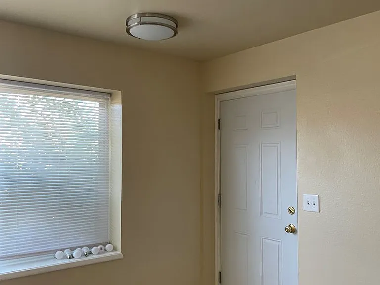 1100 Cedar Ct — Photo 2