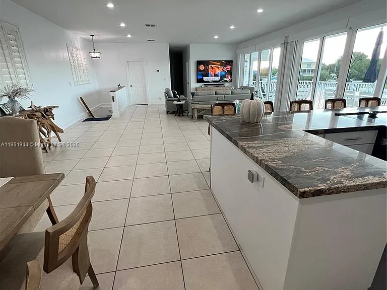 7760 Aviation Blvd — Photo 34