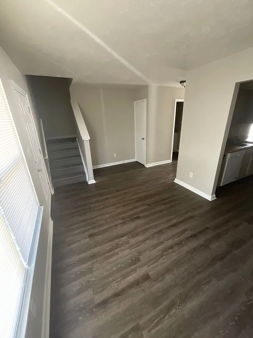 3 Bedroom 1 - 1/2 baths. Appliances Included — Photo 2