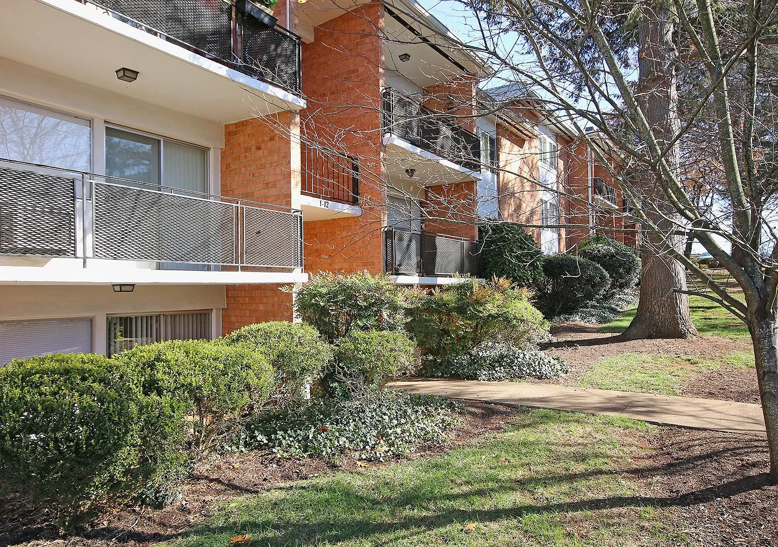 Walk, Bike or Bus to UVA 1BR Condo on JPA — Photo 1