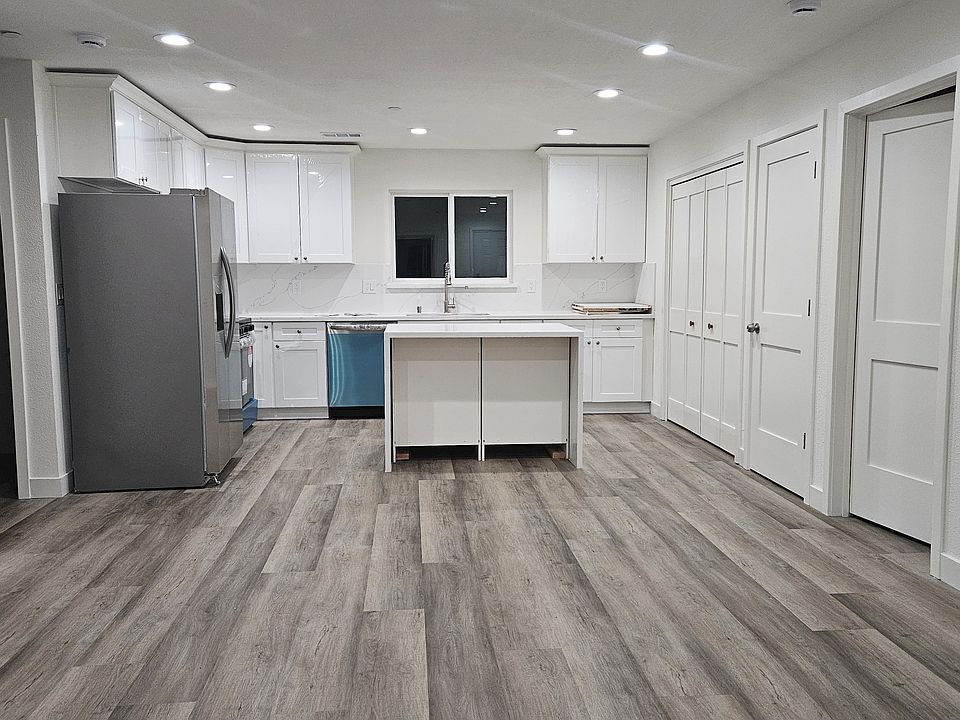 2nd image of 2968 Driftwood Dr #2