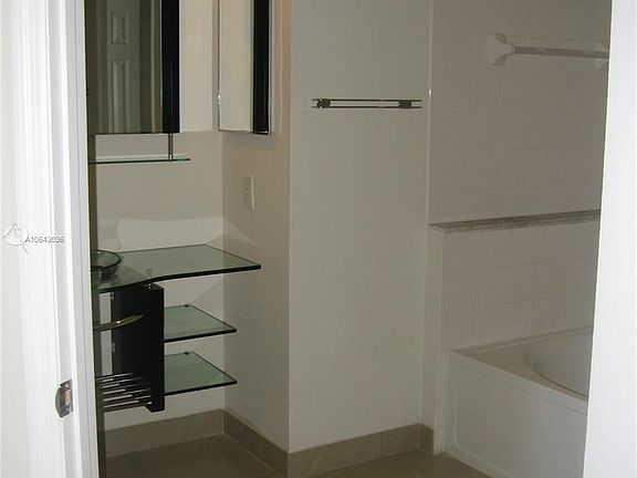 5th image of 3205 NE 184th St APT 9303