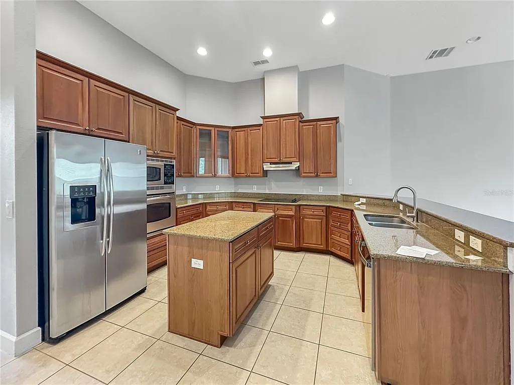 5 bed, 5.0 bath, 3676 sqft, $3,995 — Photo 2