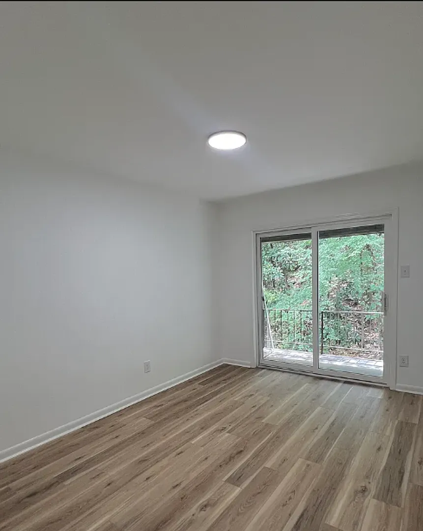 Charming Fully Remodeled 2-Bedroom Apartment Near Downtown in Kavanaugh! — Photo 4