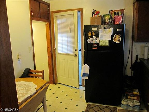 3rd image of 228 W 38th St