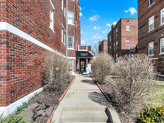 4th image of 230 E 9th St APT 405
