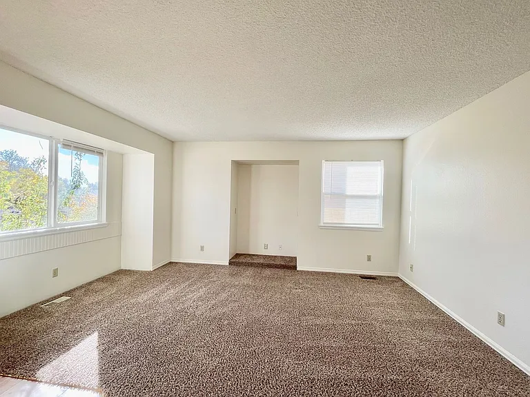 2110 Ambleside Dr — Photo 4