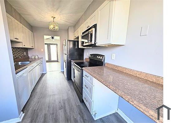 3rd image of 3 Helmsman Ct