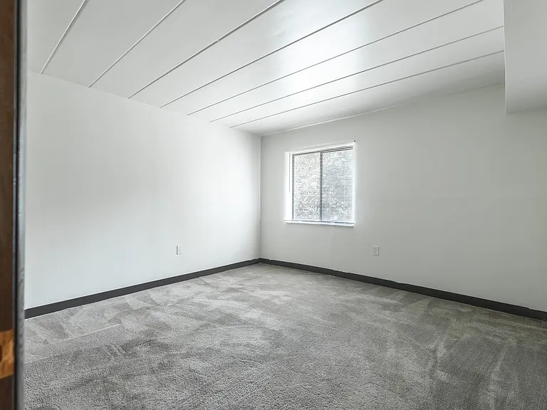 Highland Manor Apartments — Photo 9