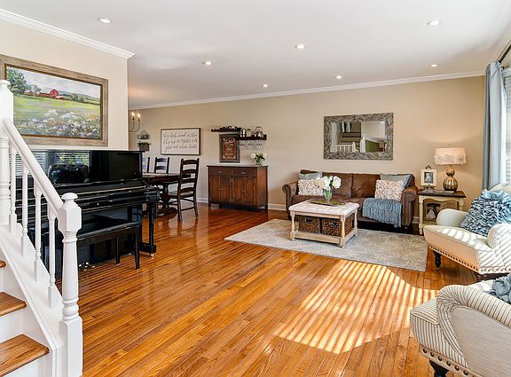 3rd image of 616 Oakwood Dr
