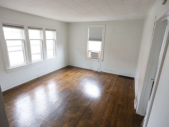 3rd image of 826 Pennoyer Ave #1
