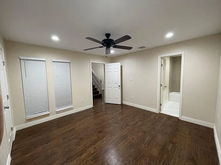 215 W Rochelle Rd — Photo 15