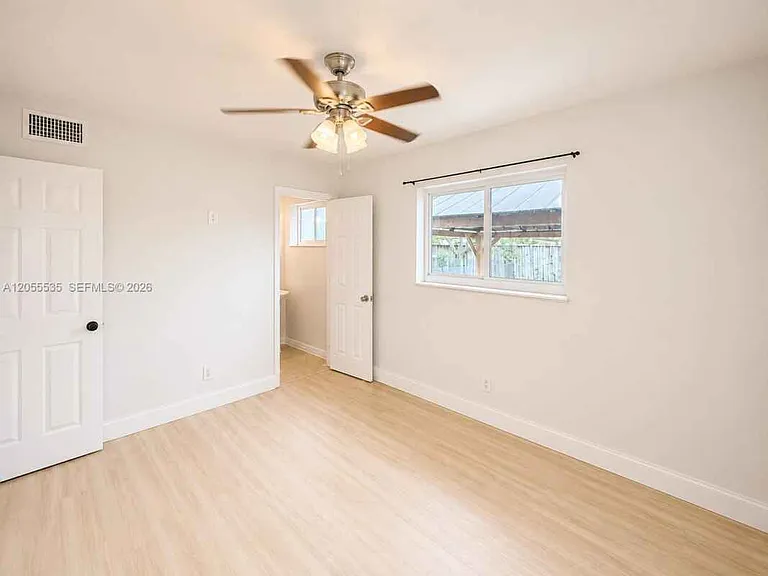 171 SW 23rd St — Photo 2