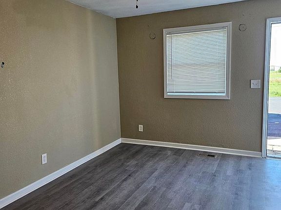 2nd image of 410 Manor Dr #C2