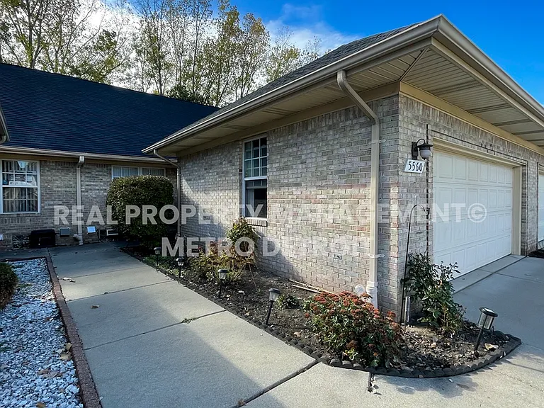 5560 Seabreeze Ln — Photo 2