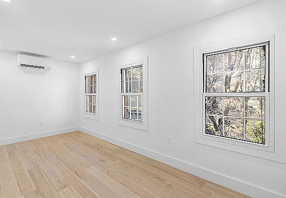 5th image of 119 W 10th St