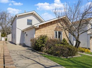 140 McArthur Ave, Staten Island, NY 10312