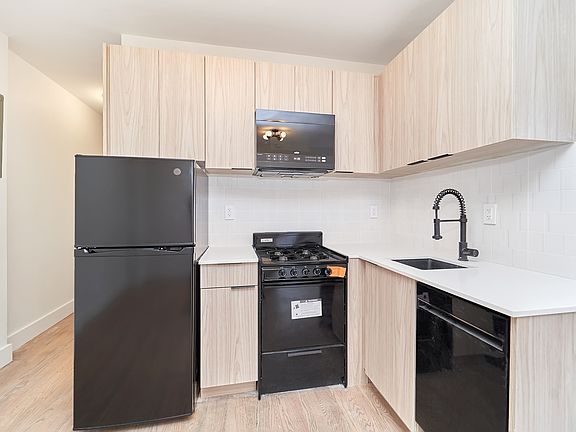 3rd image of 208 E 6th St #23