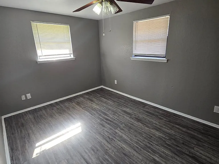 864 E Steed Dr — Photo 3