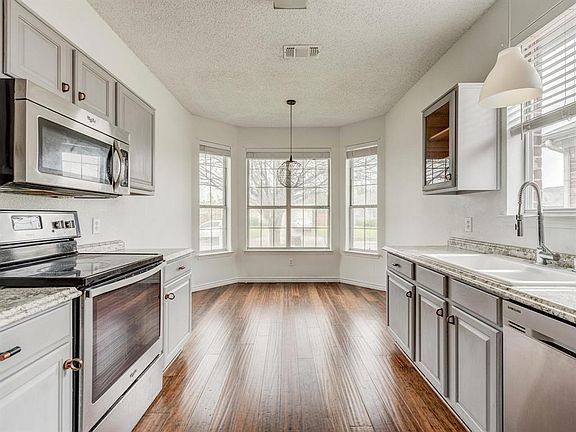 3rd image of 7209 Park Creek Dr