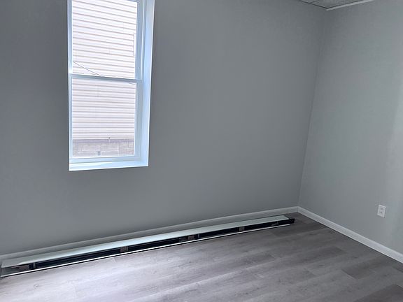 3rd image of 654 Oliver St #5