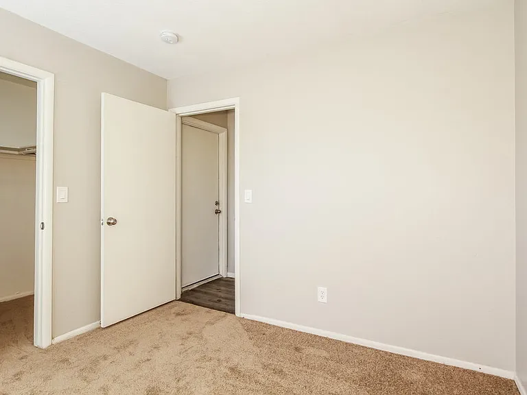 6529 N 74th Dr — Photo 3