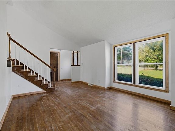 3rd image of 843 S 76th St