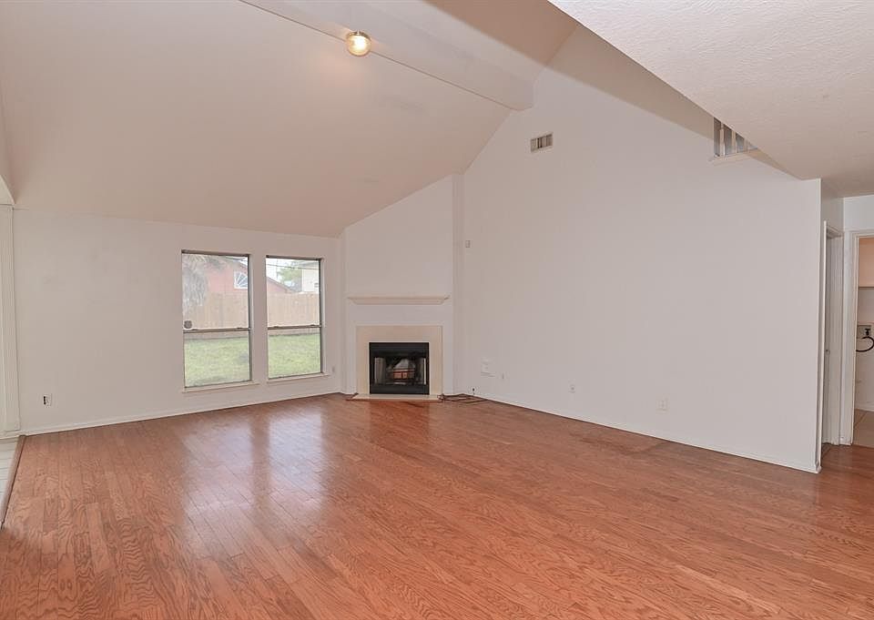 2nd image of 610 Derby Ln