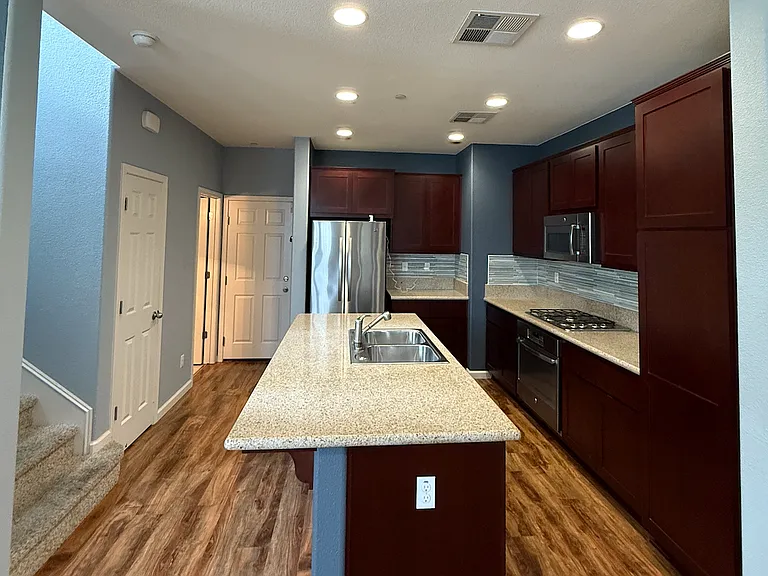 2701 Gramercy Cir — Photo 3
