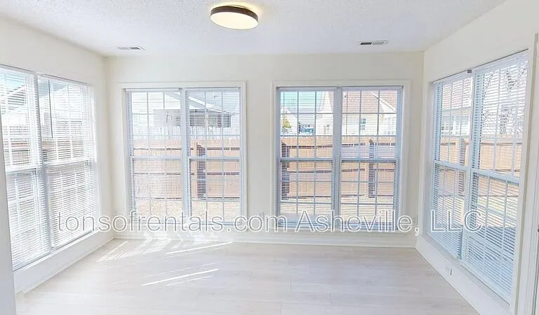 342 Meadow Pathway Dr — Photo 8