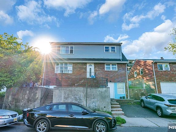 3rd image of 321 Farnham Ave