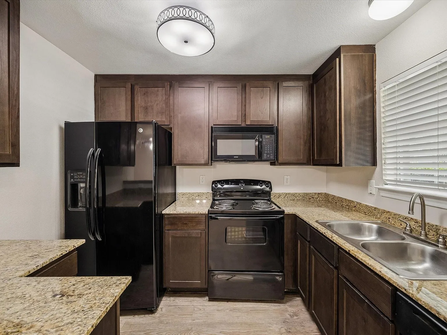 2 bed, 1.0 bath, 820 sqft, $1,395 — Photo 1