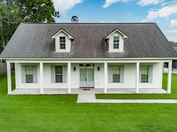 1018 Sunset Bay Dr, Breaux Bridge, LA 70517