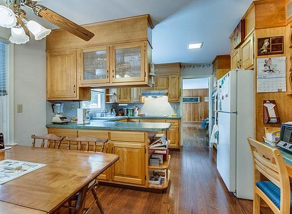 Neutral kitchen with breakfast area