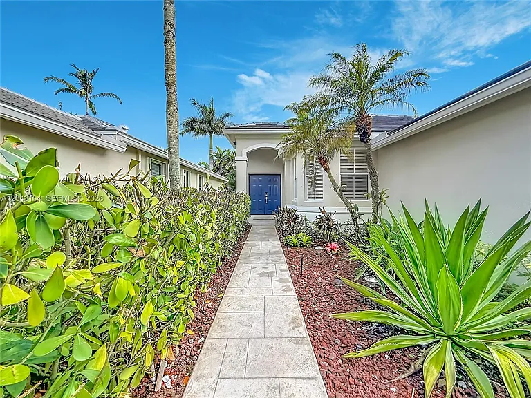 1556 Winterberry Ln — Photo 3