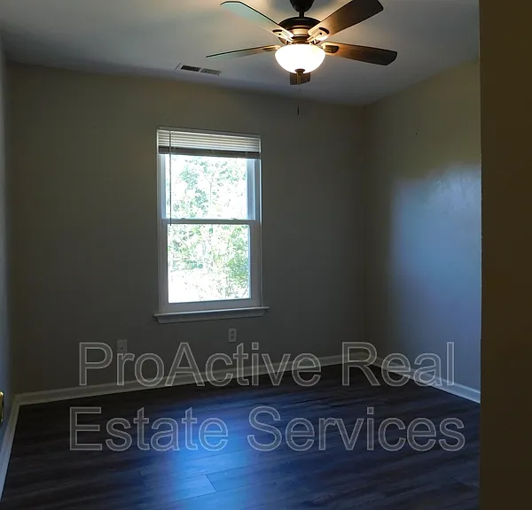 1433 Drumheller Dr — Photo 2