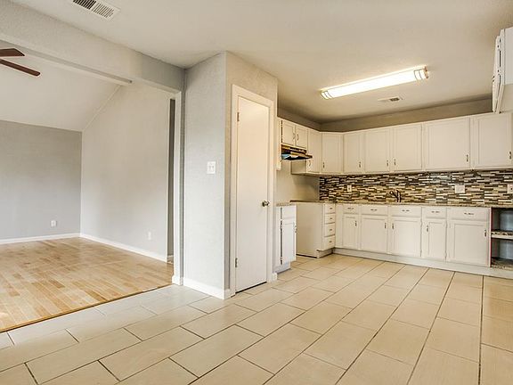 5th image of 7811 Leigh Ann Dr