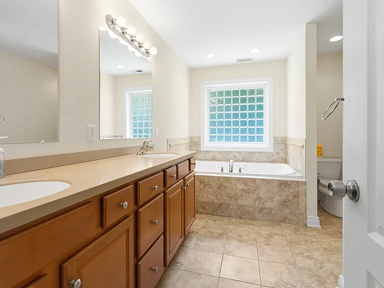 Primary Bathroom - Upper Level