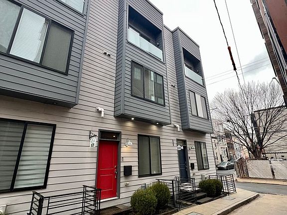 3rd image of 1028 Hyde St