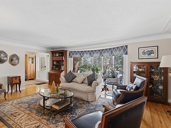 5th image of 352 S Oakside Cir SW