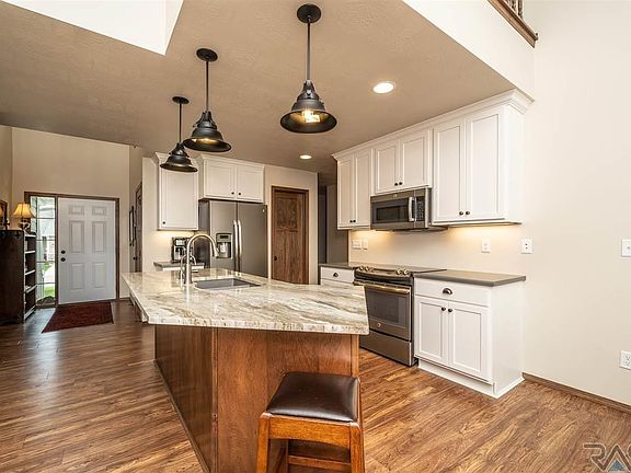 3rd image of 300 E 81st Pl