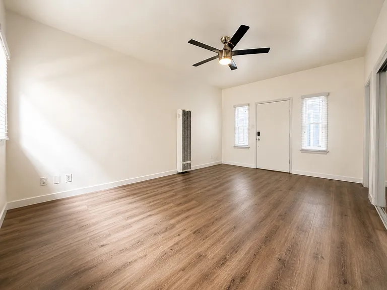 00-2014 N Chestnut Ave #7 — Photo 3