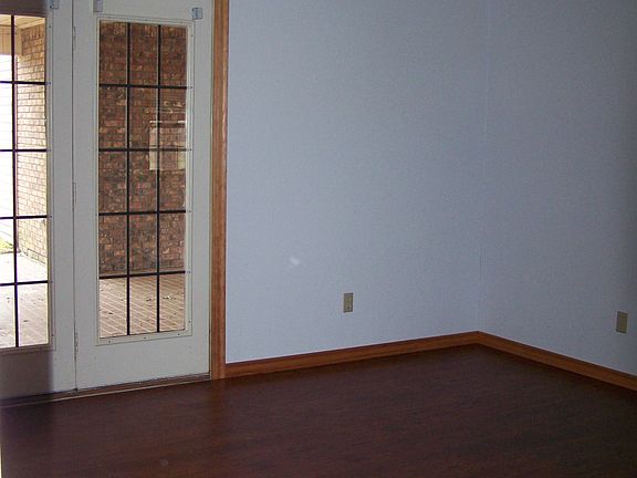 3rd image of 702 Leslie St