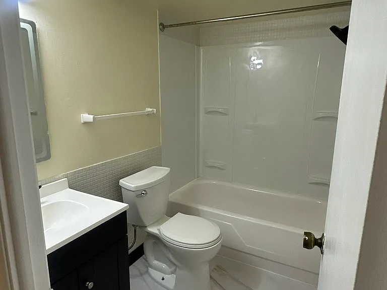 2 Bedroom 2 Bathroom 
Main Bathroom